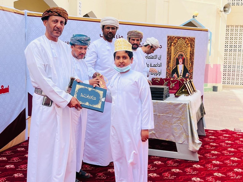 اقيم صباح اليوم بمدرسة روية للتعليم الاساسي حفل تكريم الطلبة المجيدين تحت رعاية والي ثمريت   سعادة الشيخ مسلم بن أحمد الحضري والي ثمريت وبحضور محمد بن عقيل الكاف المدير العام المساعد وعدد من التربويين   بدء الحفل تلاوة عطرة  من القرآن الكريم تلتها الطالبة