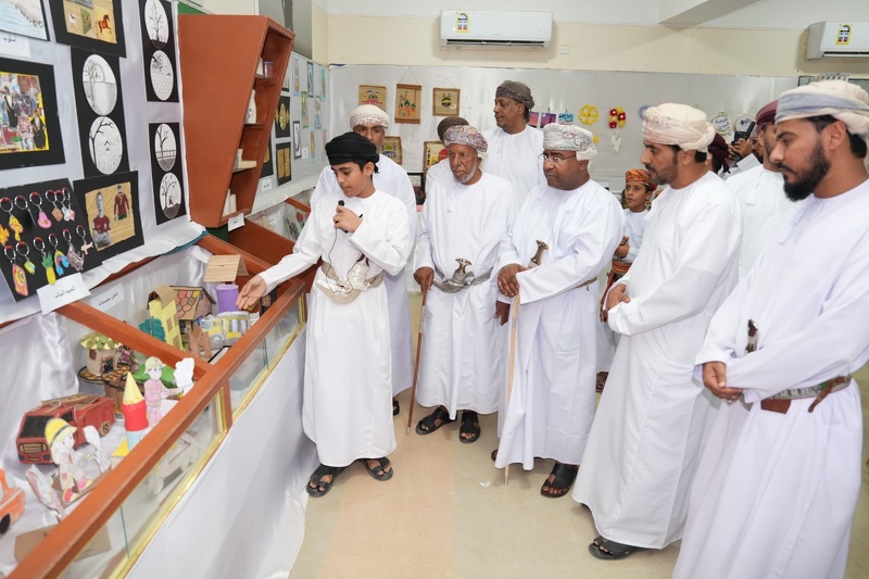 مدير عام تعليمية جنوب الشرقية يفتتح متحف كنوز عمان