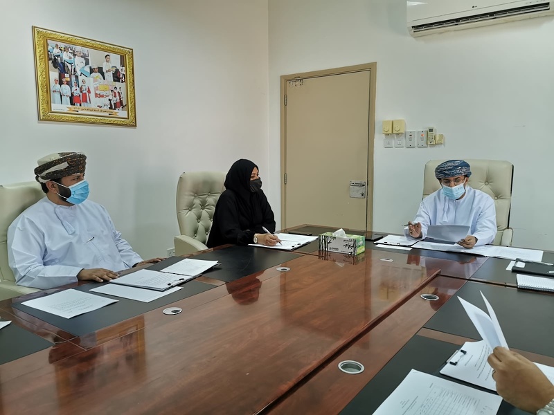 اجتماع اللجنة المشتركة المكلفة بمتابعة برامج التنمية العلمية لطلاب قسم التربية بكلية الآداب والعلوم التطبيقية بجامعة ظفار