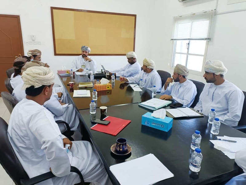 وزارة التربية والتعليم تطلع على جهود  تعليمية ظفار في تنظيم استخدام المركبات الحكومية  