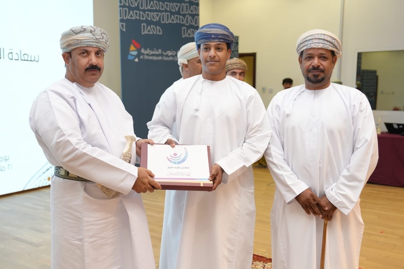 مجلس أولياء الأمور بولاية الكامل والوافي يحتفل بتكريم أوائل طلبة دبلوم التعليم العام على مستوى مدارس الولاية