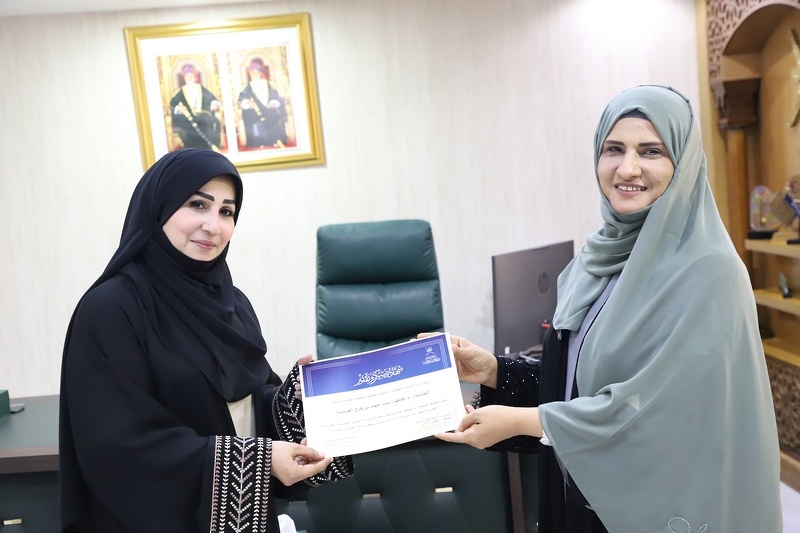 الدكتورة المكلفة بأعمال المدير العام تلتقي بأعضاء لجنة التقنيات الجغرافية الحديثة بمحافظة ظفار.