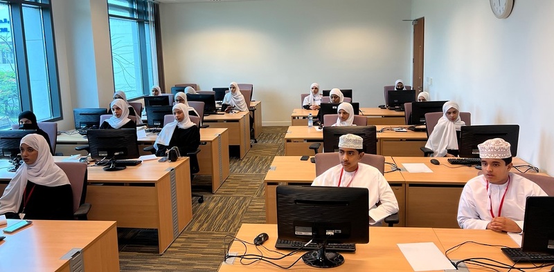 المكلفة بأعمال المدير العام لتعليمية ظفار تطلع على البرنامج الصيفي للطلبة الموهوبين بصلالة