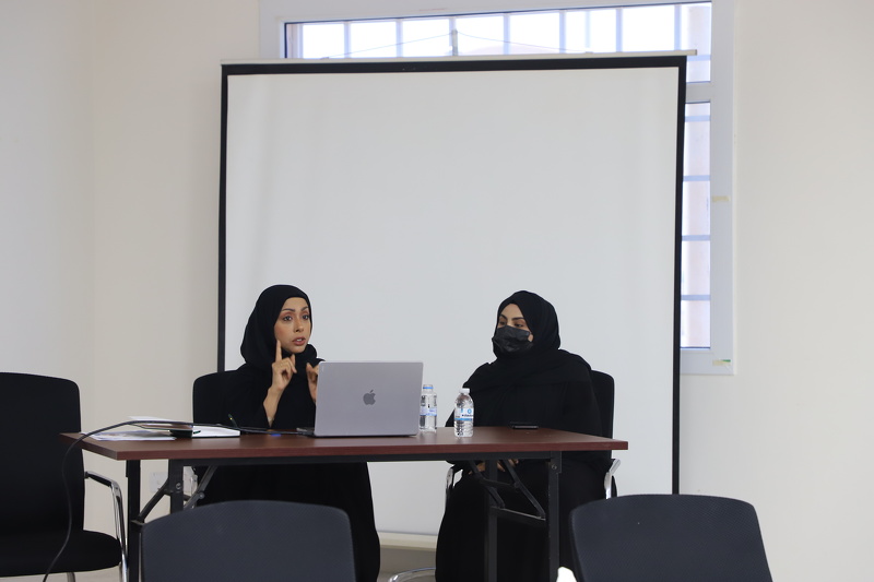 تعليمية ظفار تناقش الخطة التنفيذية لتخفيف ثقل الحقيبة المدرسية للصفوف ( 1-4)