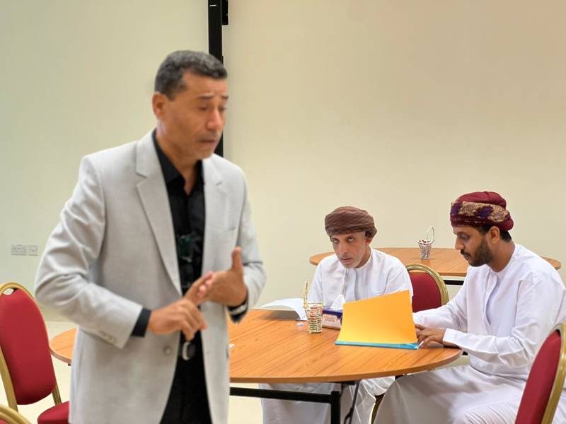 تعليمية ظفار تختتم برنامج المشتريات وإدارة التوريد والتخزين