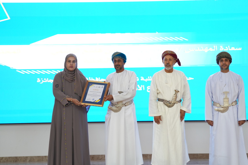 تكريم الفائزين بجائزة الإبداع الأدبي لطلبة المدارس بجنوب الباطنة