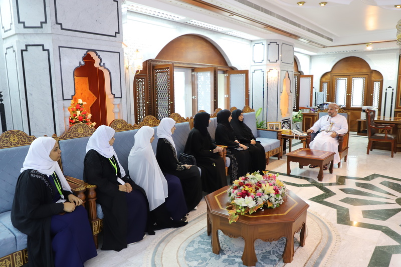 صاحب السمو السيد مروان بن تركي بن محمود ال سعيد محافظ ظفار يلتقي بالفريق الذي سيمثل السلطنة في مسابقة فيرست جلوبل العالمية بسويسرا.