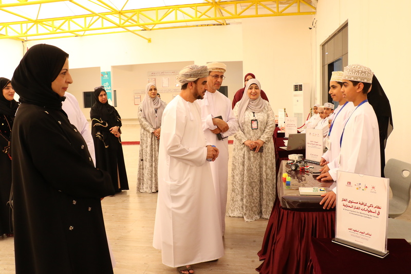 وكيل التعليم يطلع على مشاريع الأسبوع الوطني للعلوم والتكنولوجيا والهندسة والرياضيات بجنوب الباطنة