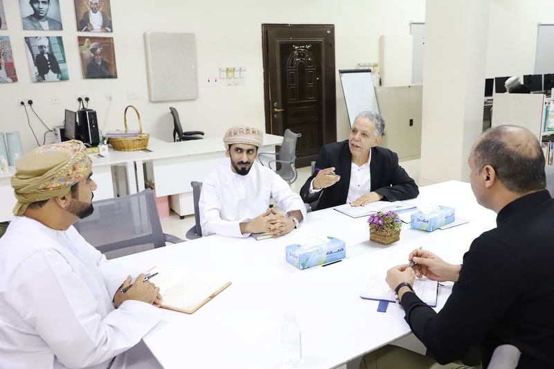 زيارة لمتابعة الفرق الإشراقية غير المركزية في تنفيذ منهجية الرؤية الإشراقية بتعليمية ظفار .