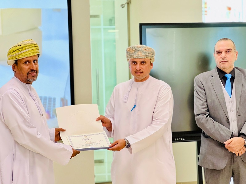 تعليمية ظفار تختتم برنامج المشتريات وإدارة التوريد والتخزين