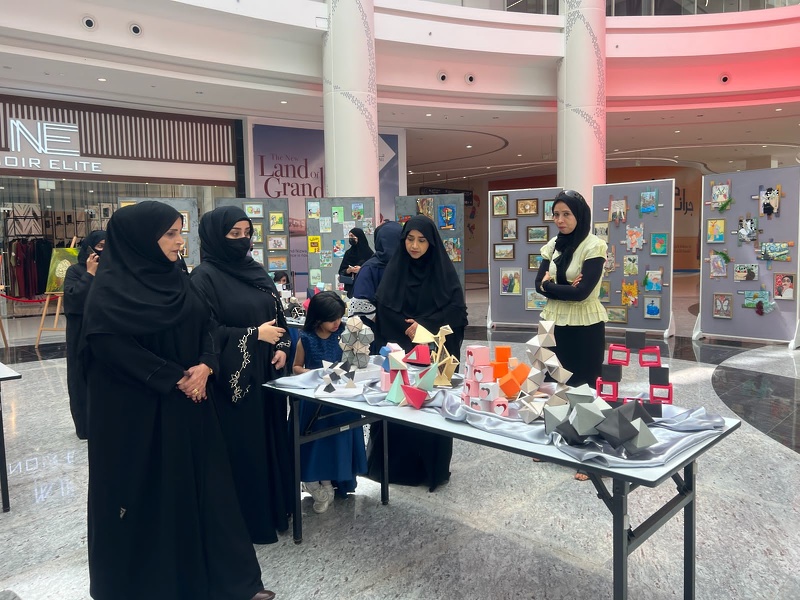 افتتاح المعرض الطلابي الفني أنامل في سماء الإبداع  لمدرسة السعادة للتعليم الأساسي (١٠-١٢)  