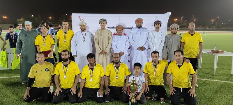 مدير عام تعليمية ظفار يتوج مدرسة الترمذي ببطولة كرة القدم 