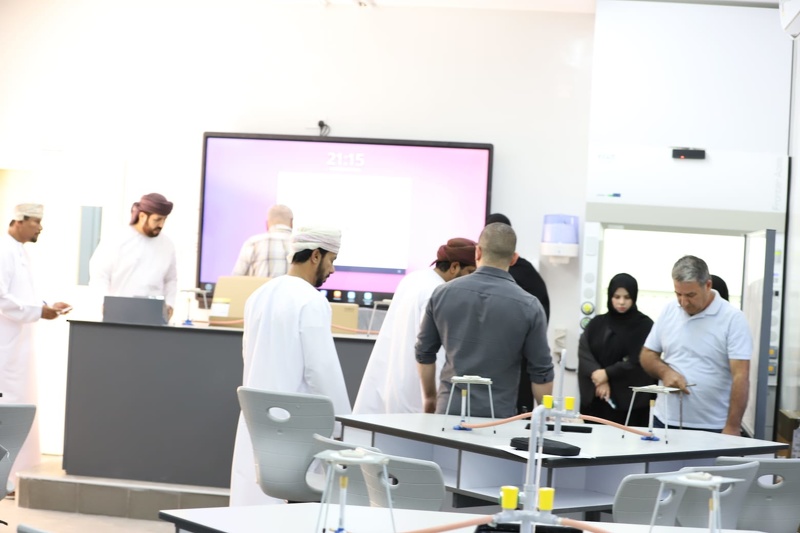 استلام وفحص المديرية العامة للتربية والتعليم بمحافظة ظفار، لعدد من مختبرات العلوم بمدارس المحافظة