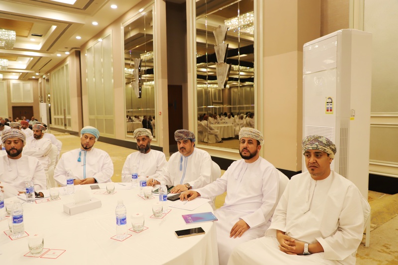 تعليمية ظفار تناقش مستجدات العملية التعليمية مع إدارات المدارس