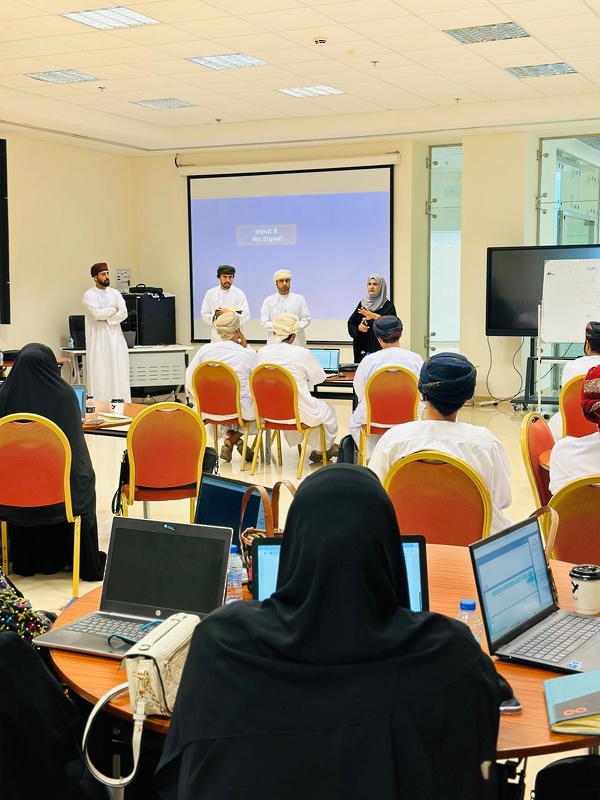 المديرة العامة بتعليمية ظفار تزور مشروع منظومة التعليم الإلكتروني والمستودع