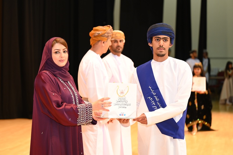 المديرية العامة للتربية والتعليم بمحافظة ظفار تحتفل بتكريم الطلبة المجيدين في التحصيل الدراسي