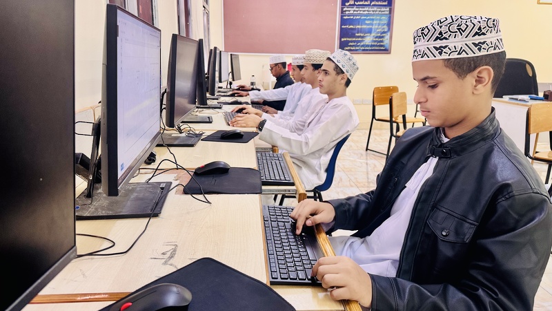 تواصل تنفيذ التطبيق الفعلي للاختبارات الوطنية بمدارس تعليمية ظفار