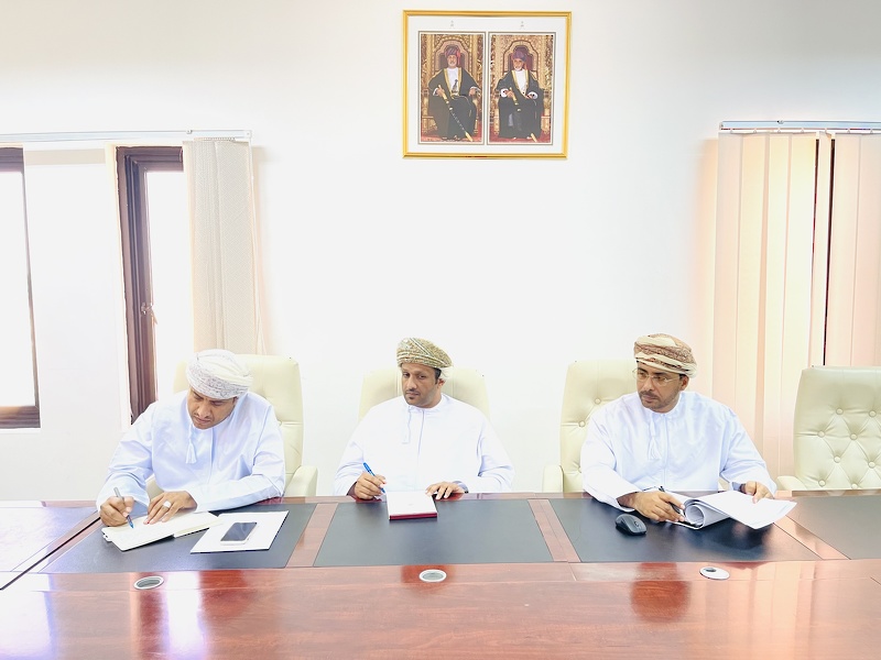 اجتماع اللجنة الفرعية لتطبيق الخطة التنفيذية لتحسين البيئة المدرسية في المدارس التي تعمل بنظام الفترتين بتعليمية ظفار