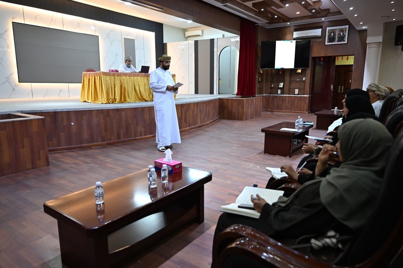 مناقشة الاستعداد لتنفيذ قافة الوسائل التعليمية ابتكار وتواصل بتعليمية محافظة الظاهرة