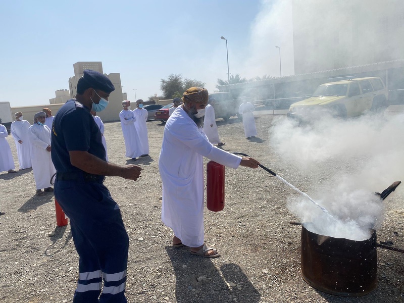 تنظيم حلقة عمل تدريبية حول طرق استخدام طفايات الحريق للموظفين بتعليمية محافظة الظاهرة 