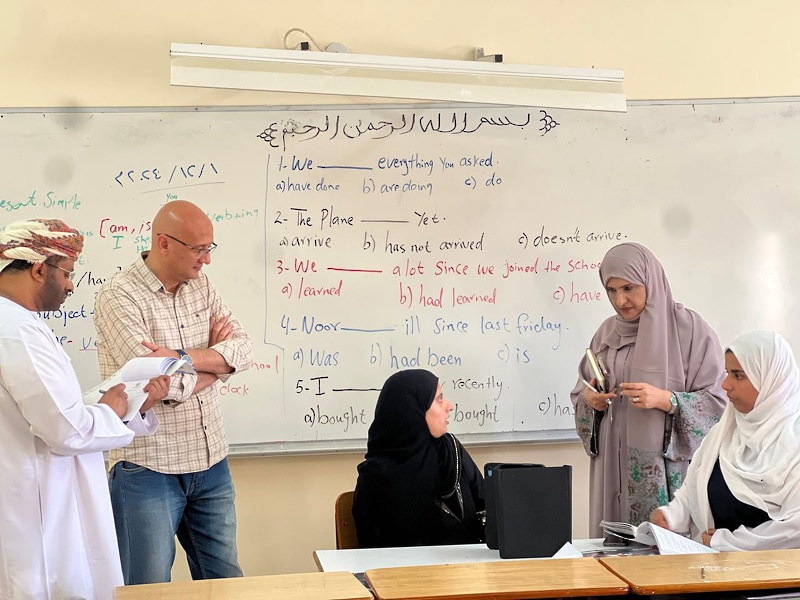 المديرة العامة بتعليمية ظفار تتطلع على سير العملية التعليمية بمدرسة مضي (1-12) بولاية ثمريت