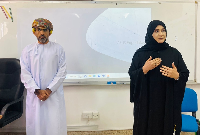 الفريق المركزي بديوان عام الوزارة ينفذ خطة الزيارة و تدريب مراقبين الدراسات الدولية بتعليمية ظفار