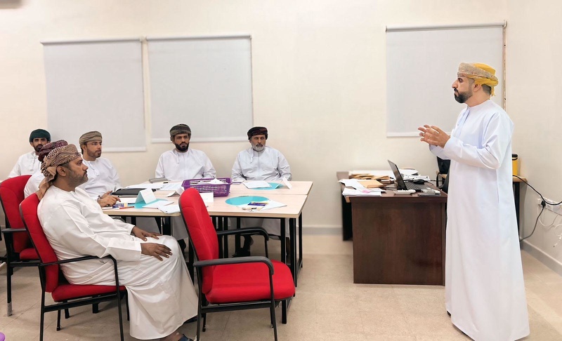 تواصل البرنامج التدريبي في إدارة المخاطر والحالات الطارئة  بتعليمية ظفار 