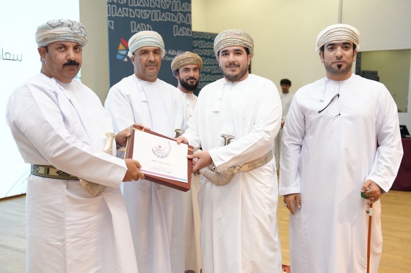 مجلس أولياء الأمور بولاية الكامل والوافي يحتفل بتكريم أوائل طلبة دبلوم التعليم العام على مستوى مدارس الولاية