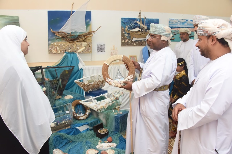 افتتاح المعرض الفني ( الدرة الثمينة ) بمدرسة الأشخرة للتعليم الأساسي .