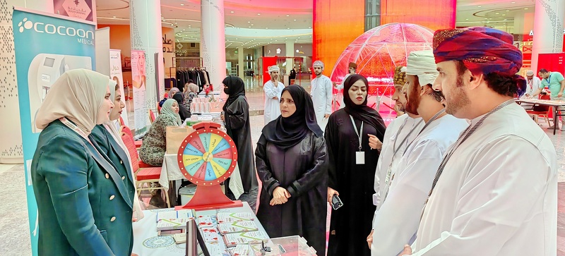 وزارة التربية والتعليم تدشن معرض مزايا الأول بصلالة     صلالة / علي العوائد و سعود الحضري    دشنت وزارة التربية والتعليم ممثلة في المديرية العامة  للشؤون الإدارية اليوم معرض مزايا الأول 2022 للمحافظات التعليمية بسلطنة عمان وذلك بساحة مركز جراند مول التجار