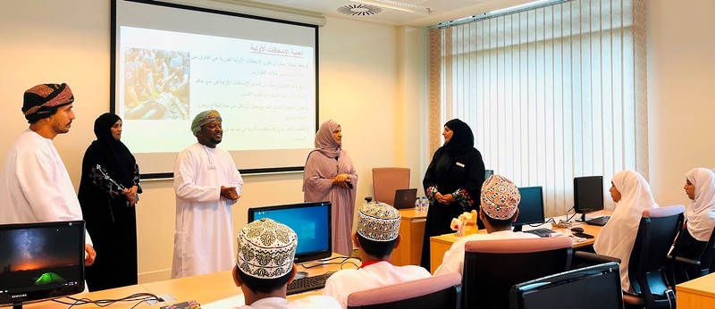 المكلفة بأعمال المدير العام لتعليمية ظفار تطلع على البرنامج الصيفي للطلبة الموهوبين بصلالة