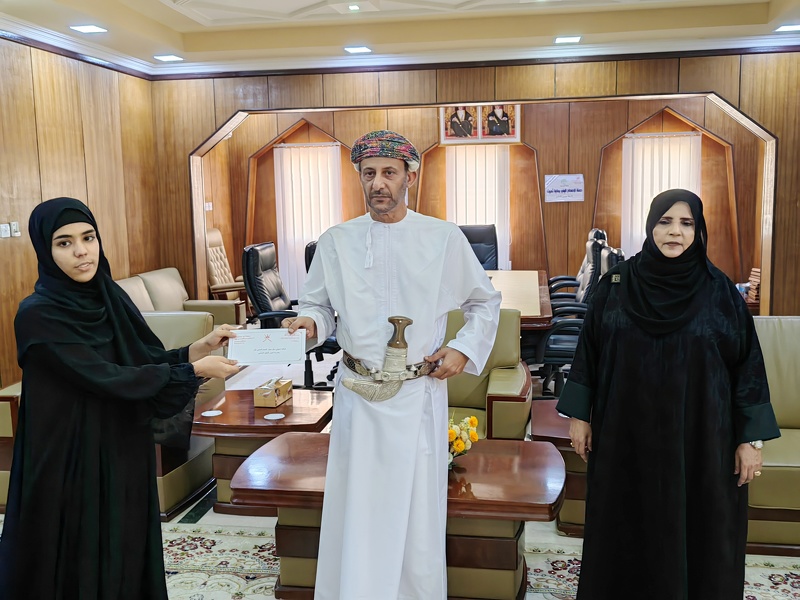 والي ثمريت يكرم أحدى الشركات الطلابية بمدارس الولاية .