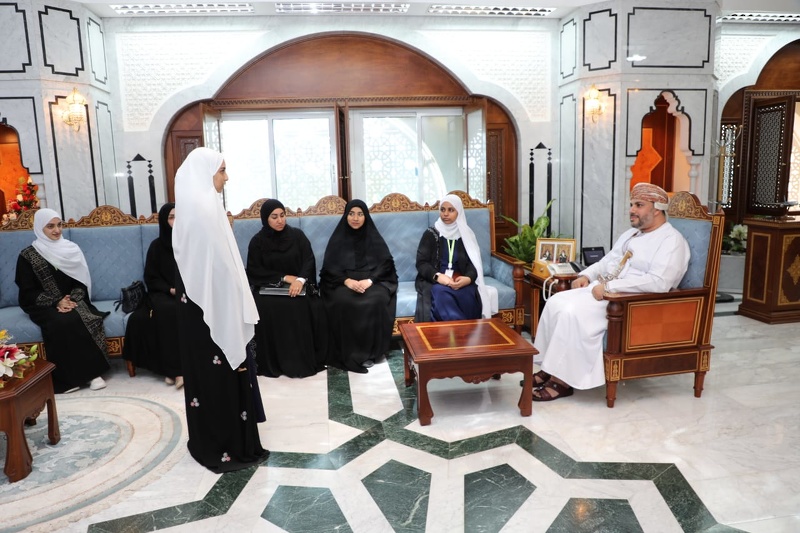 صاحب السمو السيد مروان بن تركي بن محمود ال سعيد محافظ ظفار يلتقي بالفريق الذي يمثل السلطنة في مسابقة فيرست جلوبل العالمية بسويسرا.