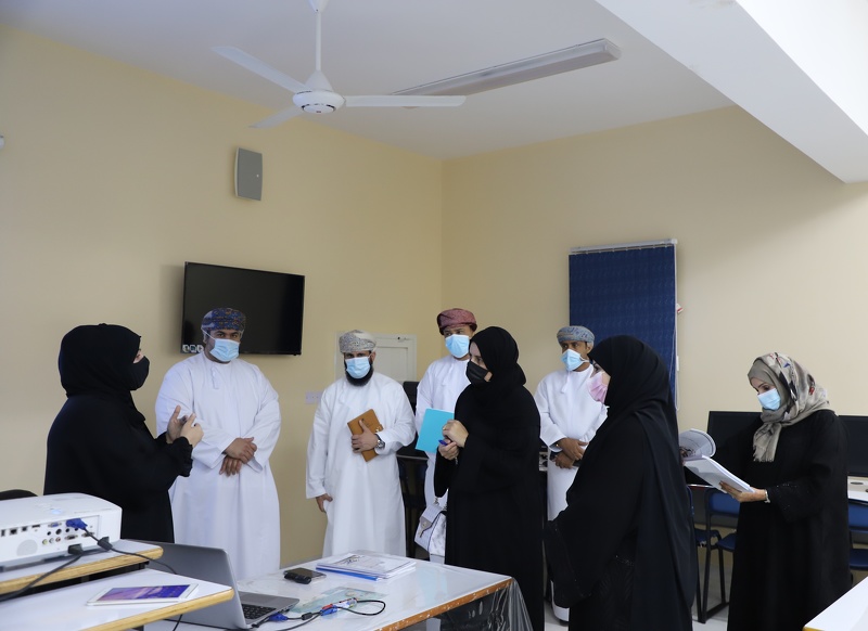وزارة التربية والتعليم تتابع سير العملية التعليمية بمدارس محافظة ظفار