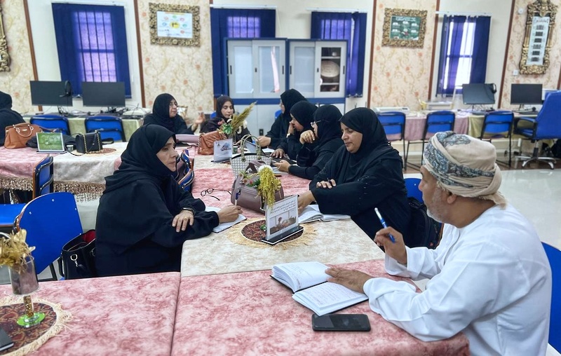 تنفذ أكثر من 127 زيارة وإشرافية والاطلاع على 70 مبادرة ومشروعا بمدارس شمال الباطنة 