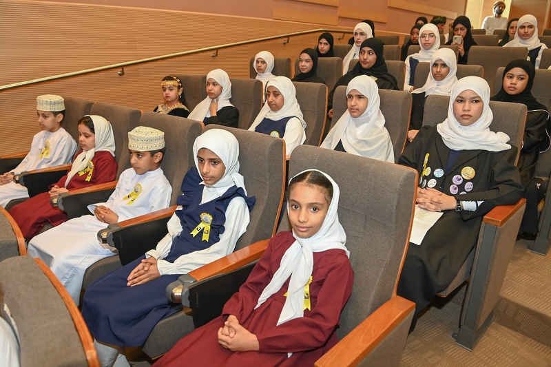 تكريم الطلبة الفائزين بجائزة الإبداع الأدبي بمدارس تعليمية ظفار