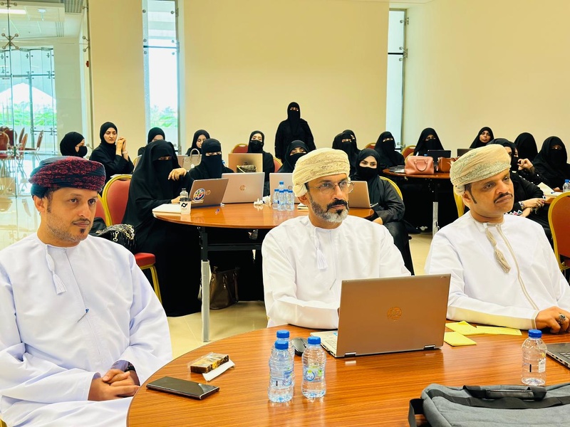 المديرة العامة بتعليمية ظفار تزور مشروع منظومة التعليم الإلكتروني والمستودع