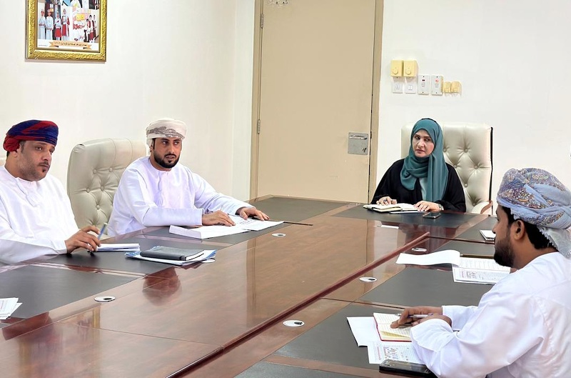 اجتماع لجنة المناقصات الفرعية بتعليمية ظفار