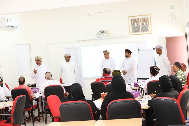 مستشار الوزيرة لشؤون أمن الوزارة يطلع على تنفيذ البرنامج التدريبي إدارة المخاطر والحالات الطارئة بتعليمية ظفار