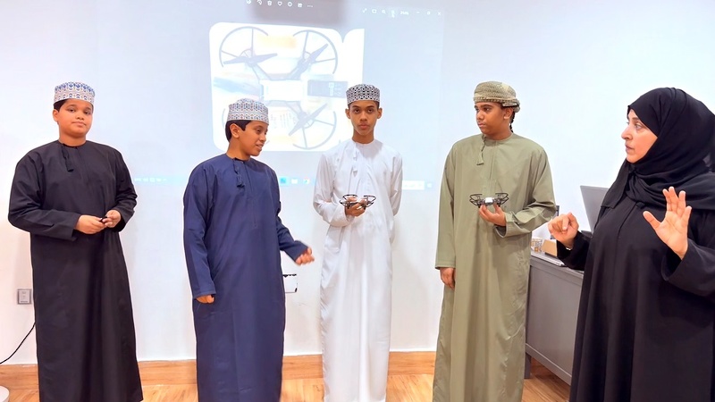 طلبة مركز المدرسة السعيدية بصلالة الصيفي يزور مركز الابتكار العلمي والروبوت  بتعليمية ظفار