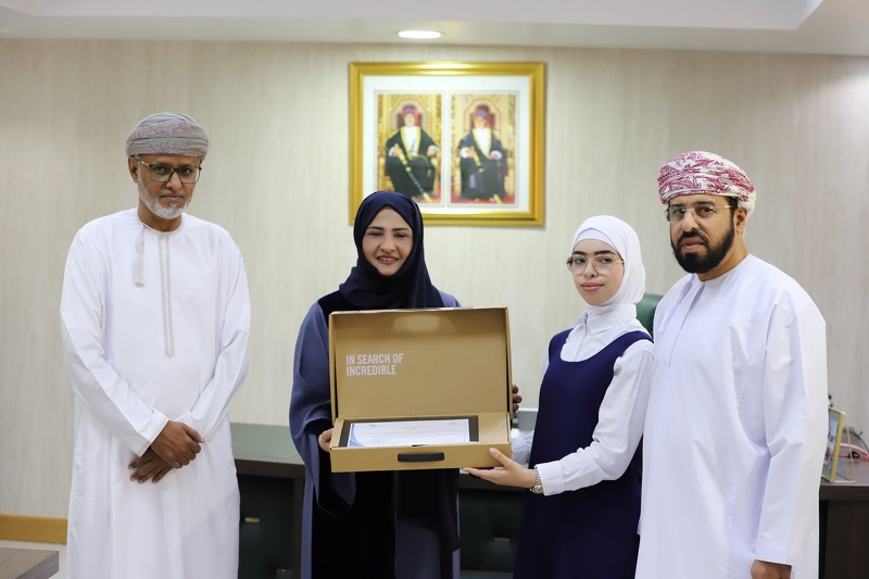 تعليمية ظفار تكرم عددًا من الطالبات المجيدات في المسابقات الأدبية والعلمية