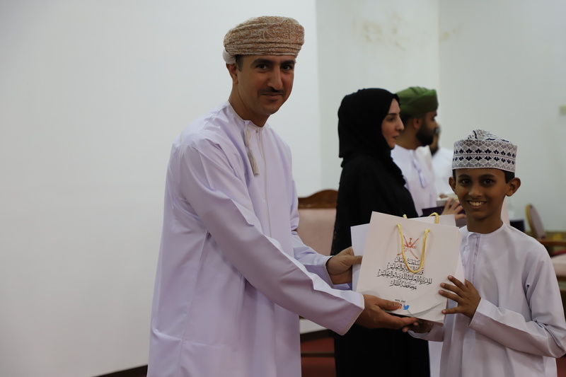 تعليمية ظفار تكرم 99 من المجيدين في الابتكار العلمي والذكاء الاصطناعي والالمبيادات العلمية .