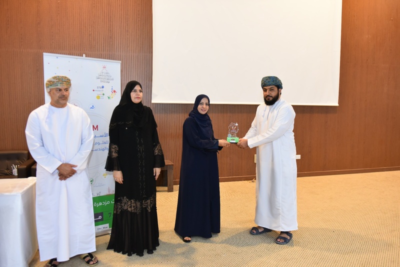 الاحتفال باختتام فعاليات ومناشط الأسبوع الوطني للعلوم والتكنولوجيا والهندسة والرياضيات بتعليمية محافظة الظاهرة