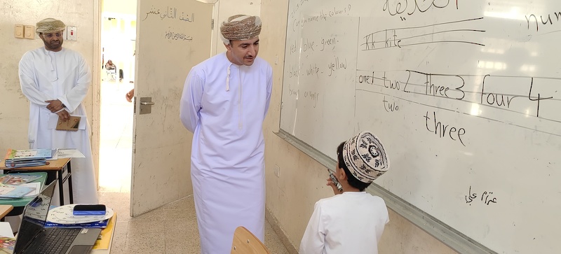 مدير عام تعليمية ظفار يزور مدرسة ميتن  للتعليم الاساسي 1-12 بولاية المزيونة