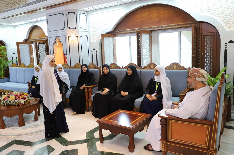 صاحب السمو السيد مروان بن تركي بن محمود ال سعيد محافظ ظفار يلتقي بالفريق الذي يمثل السلطنة في مسابقة فيرست جلوبال العالمية بسويسرا.