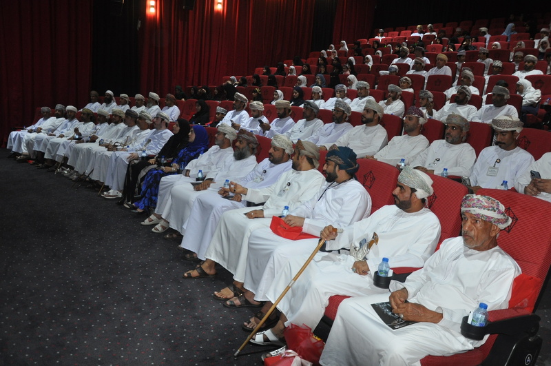 الاحتفال بتكريم الفائزين في مسابقة التصوير الضوئي والخط العربي بمدارس تعليمية محافظة الظاهرة