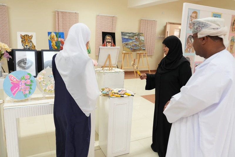 افتتاح المعرض الفني( قطرة لون ) بمدرسة الكامل للتعليم الأساسي