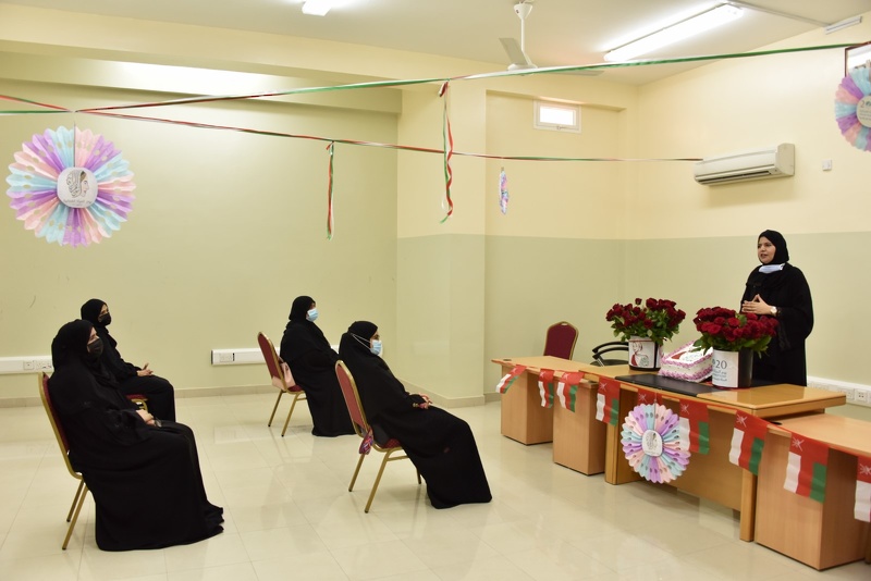 تعليمية محافظة الظاهرة تحتفل بمناسبة يوم المرأة العمانية وتكرم مجموعة من الإداريات والمعلمات والتربويات 