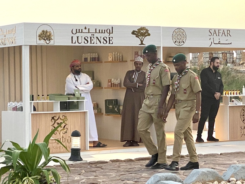 كشافة ظفار يشاركون في تنظيم فعاليات موسم اللبان 