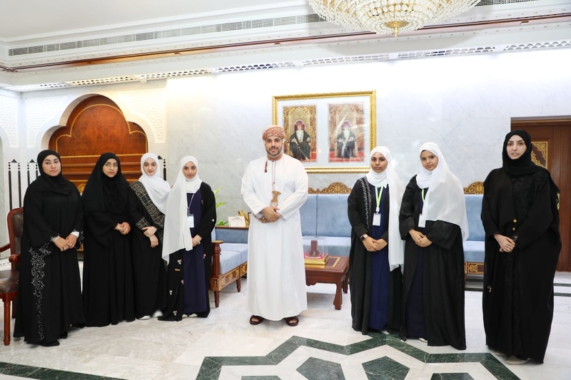 صاحب السمو السيد مروان بن تركي بن محمود ال سعيد محافظ ظفار يلتقي بالفريق الذي يمثل السلطنة في مسابقة فيرست جلوبل العالمية بسويسرا.